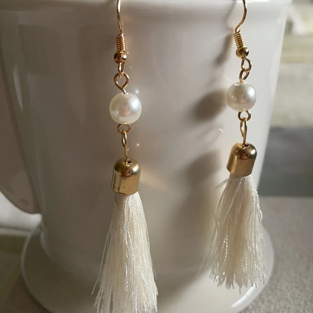 Pearl earrings with white tassel